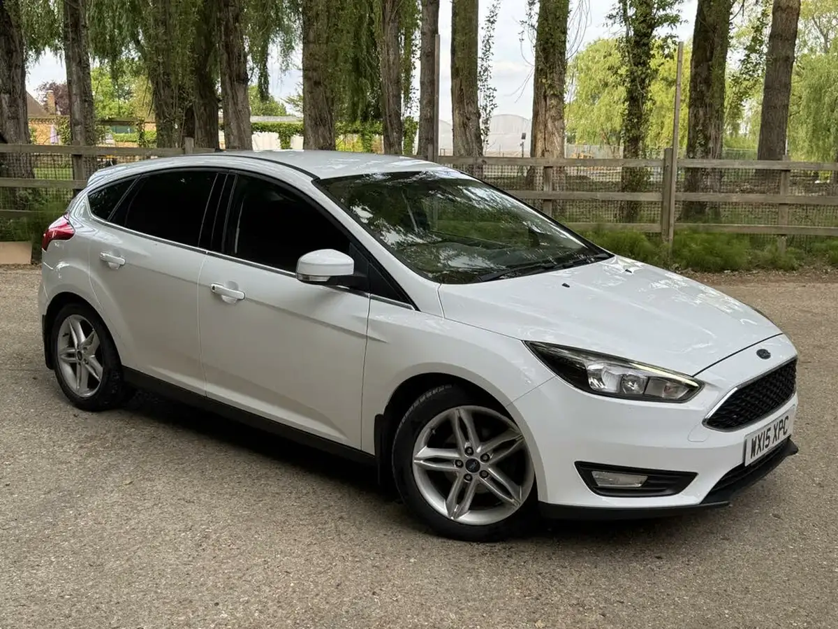 2015-ford-focus-10-zetec-t-125ps-hatchback-big-10