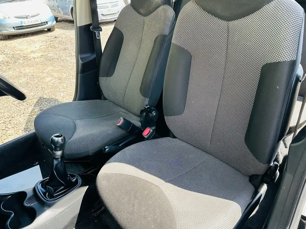 2012-toyota-aygo-10-aygo-fire-5d-big-38