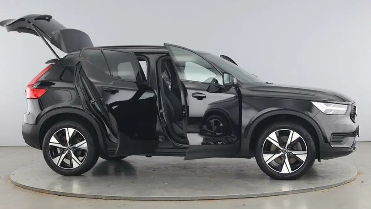 2022-volvo-xc40-15-t4-r-design-big-9