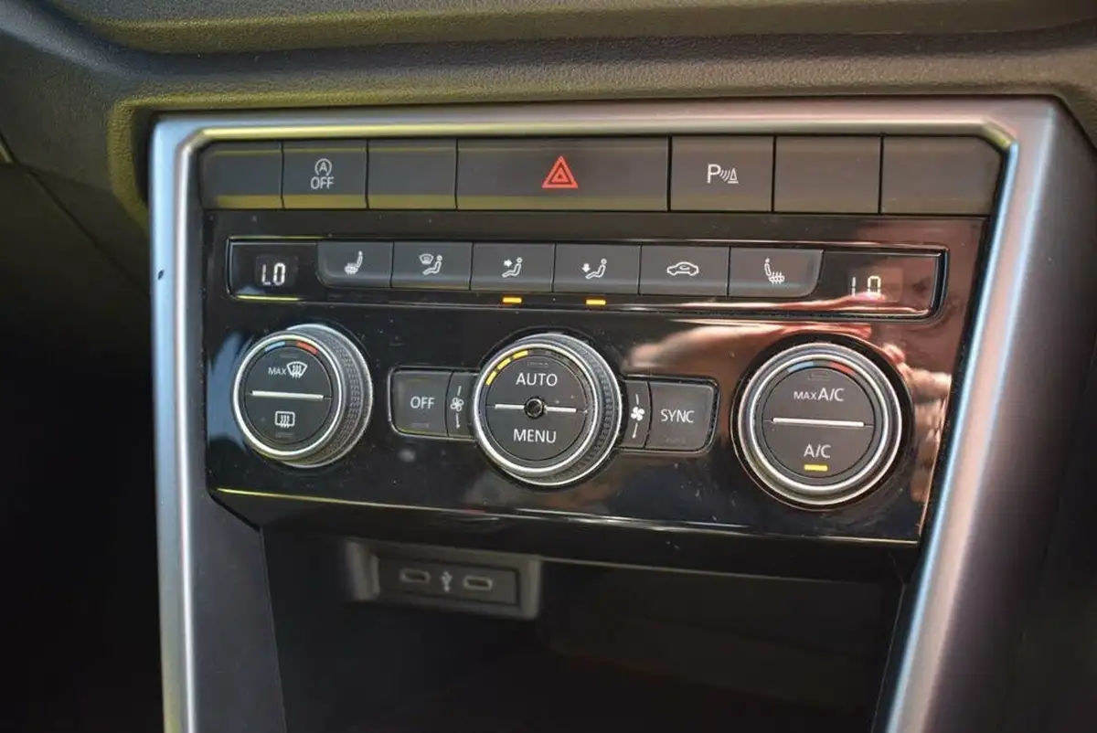 2021-volkswagen-t-roc-10-tsi-active-hatchback-5d-big-19