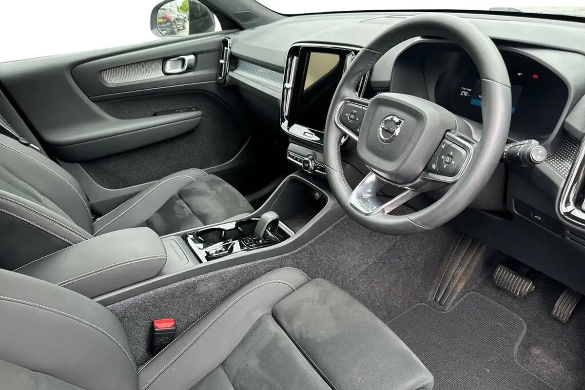 2024-volvo-xc40-20-b3-plus-big-9