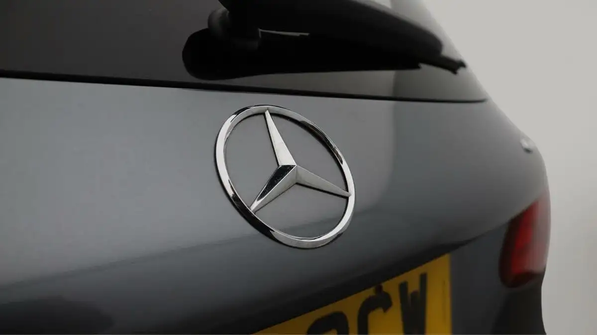 2022-mercedes-benz-glc-class-20d-glc220d-amg-line-195ps-station-wagon-5d-1950cc-4matic-plus-big-22