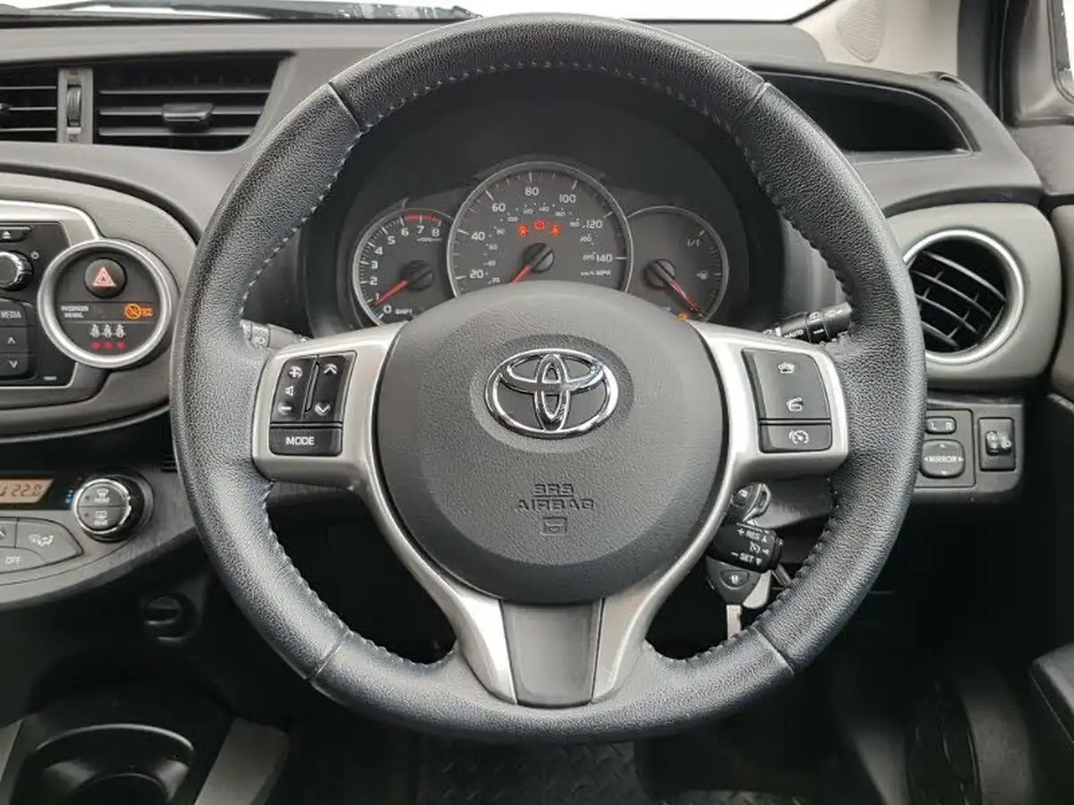 2014-toyota-yaris-133-icon-smart-pack-big-9