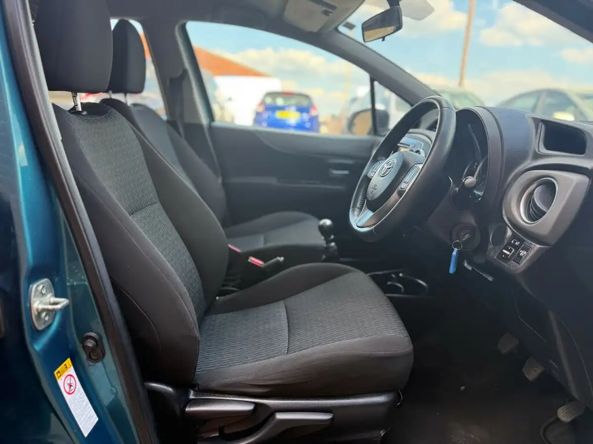 2012-toyota-yaris-133-tr-vvt-i-5d-big-12