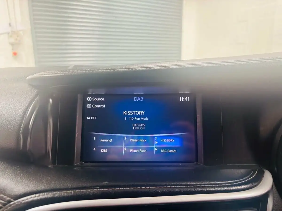 2016-infiniti-q30-15d-se-big-15