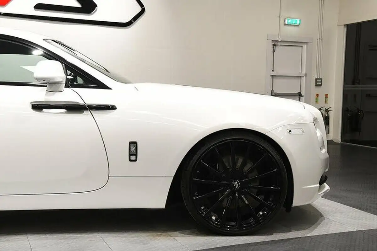 2017-rolls-royce-wraith-66-no-trim-big-37