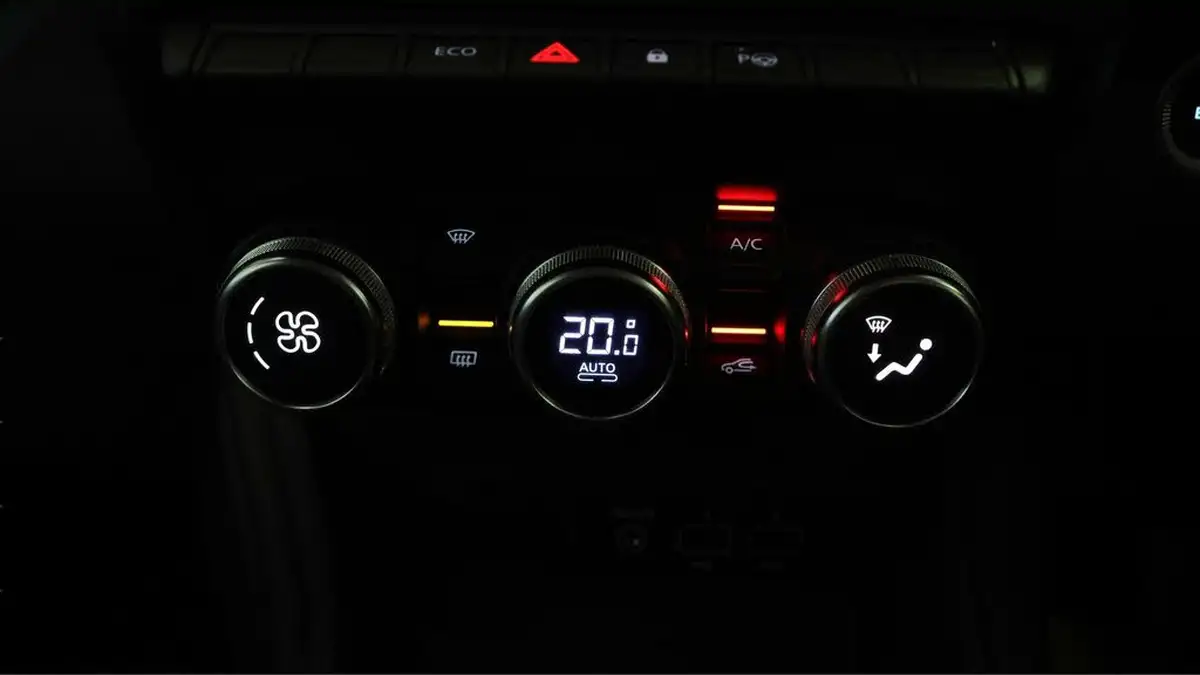 2021-renault-zoe-e-riviera-limited-edition-big-11