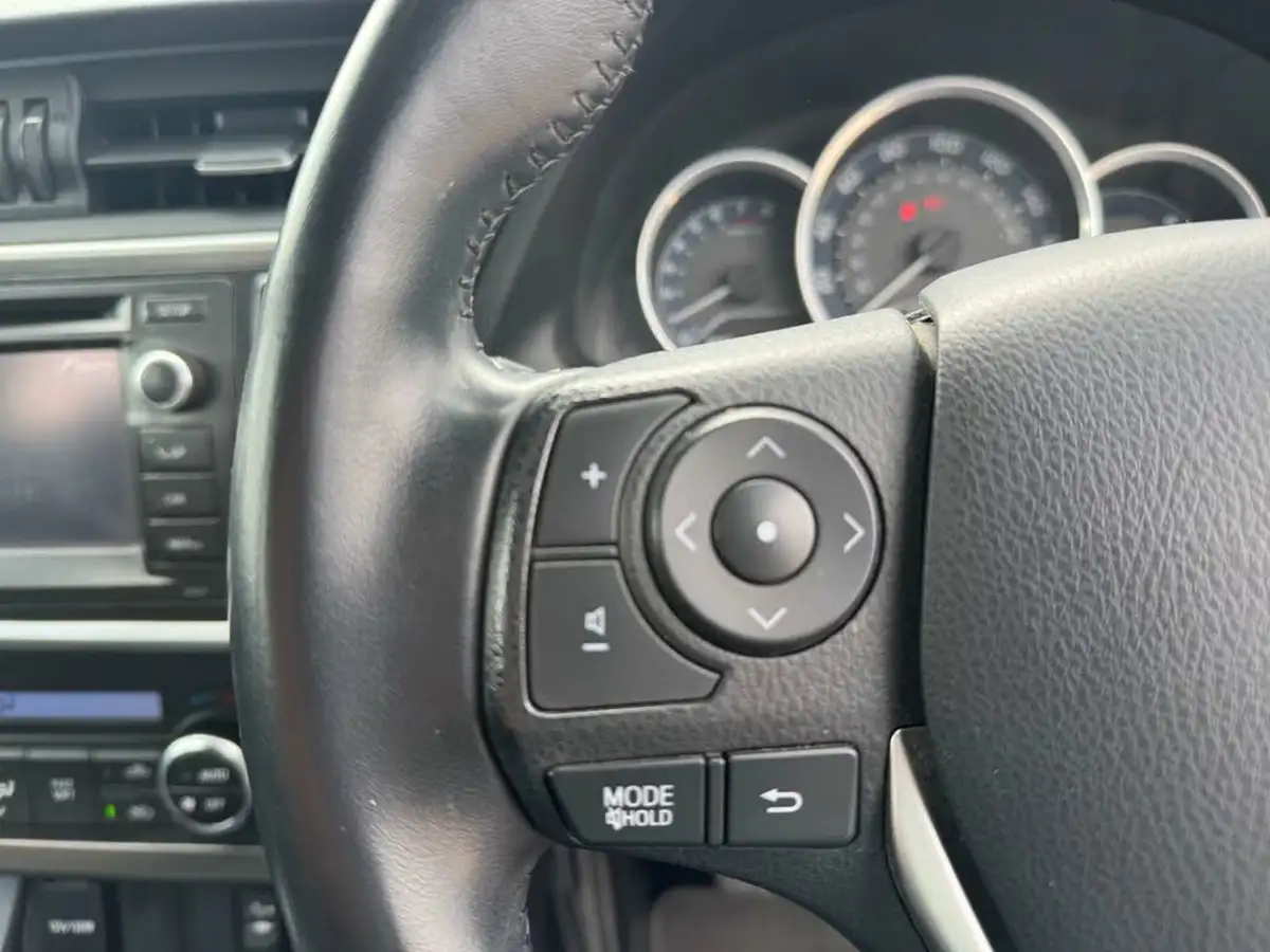 2013-toyota-auris-16-icon-hatchback-big-14