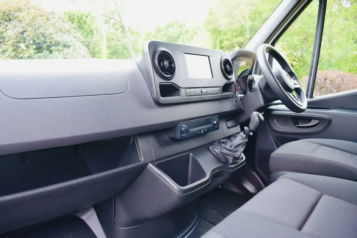 2023-mercedes-benz-sprinter-big-11