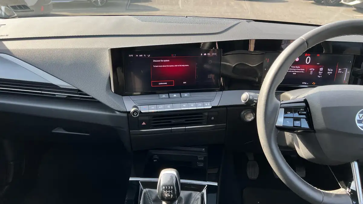 2023-vauxhall-astra-15-turbo-d-design-hatchback-big-9