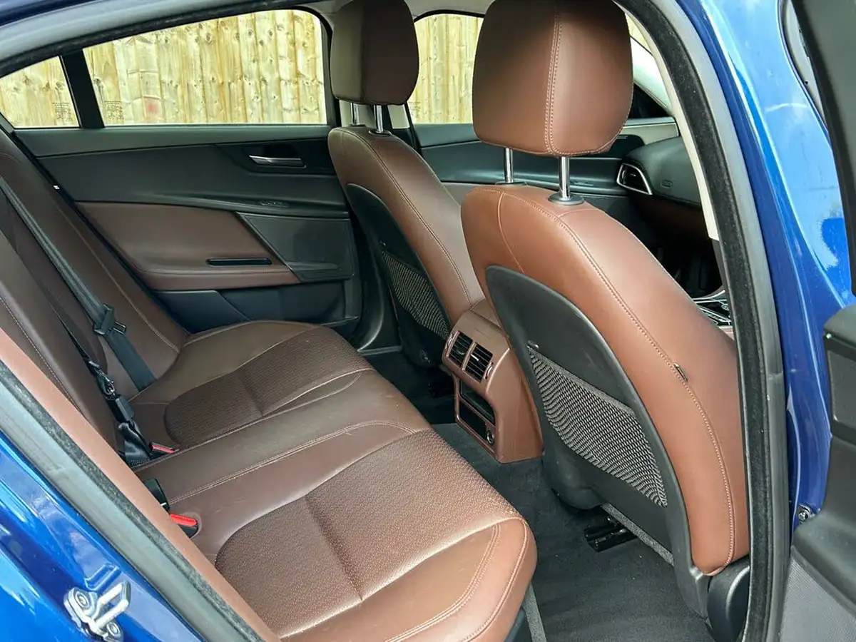 2015-jaguar-xe-20td-portfolio-180ps-auto-big-28