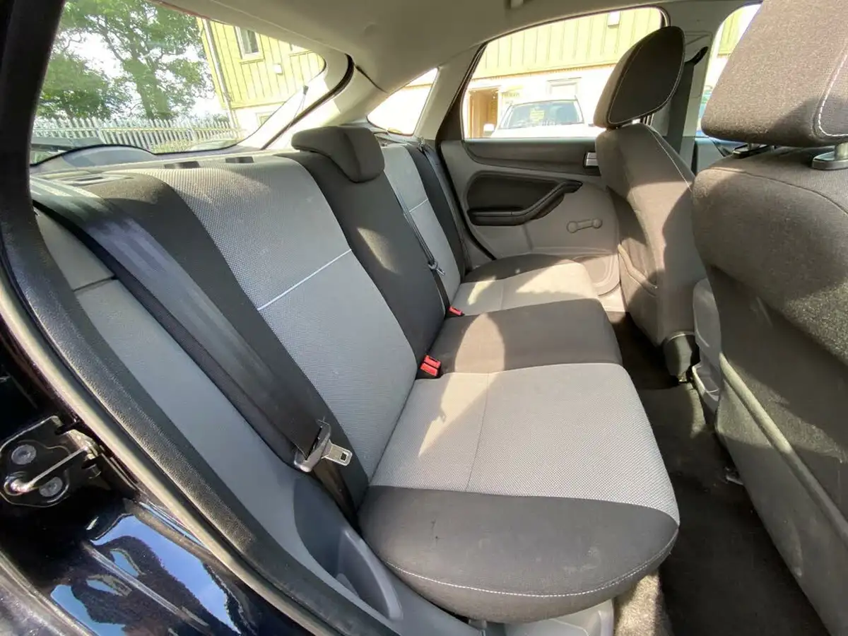 2010-ford-focus-16-zetec-hatchback-5d-big-42