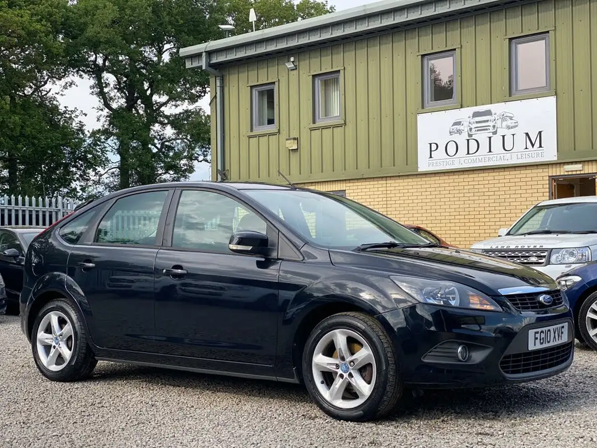2010-ford-focus-16-zetec-hatchback-5d-big-18
