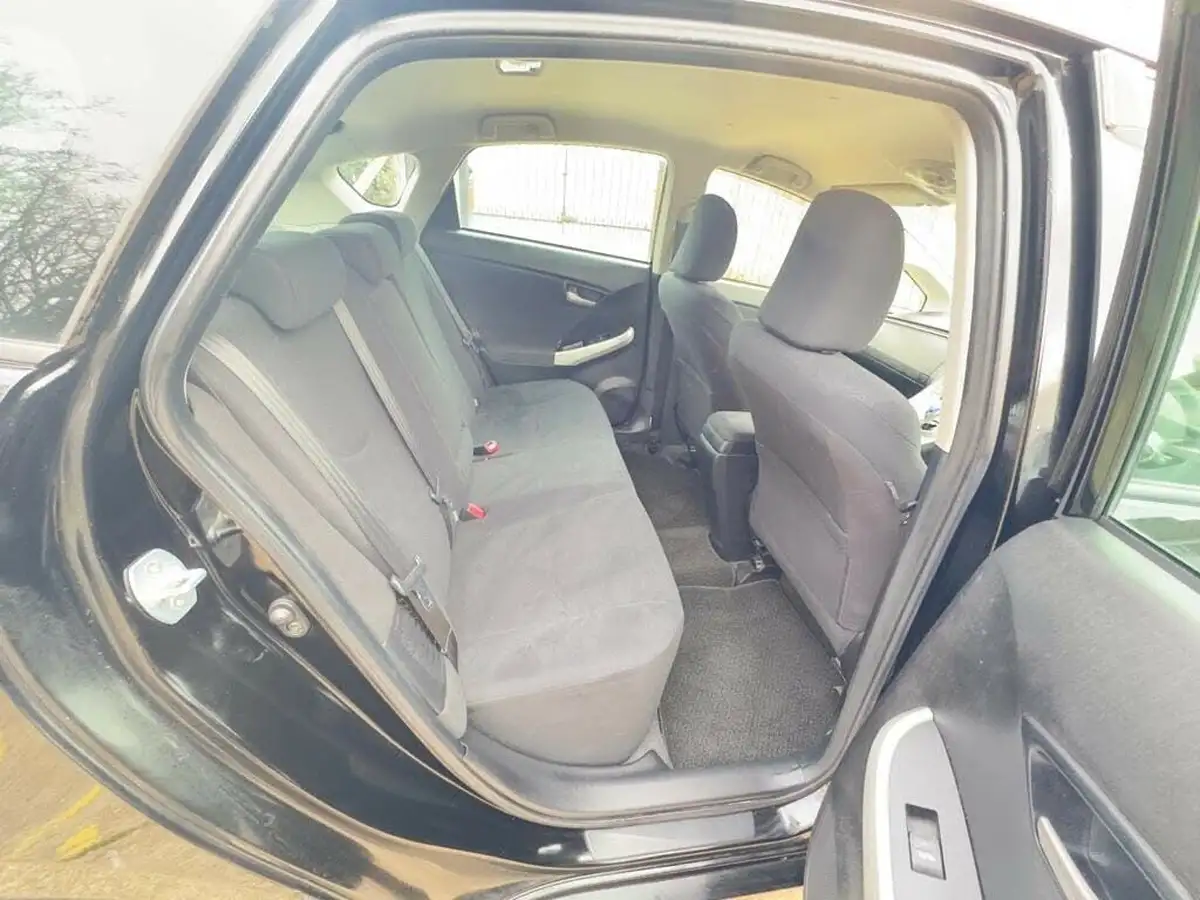 2012-toyota-prius-big-10