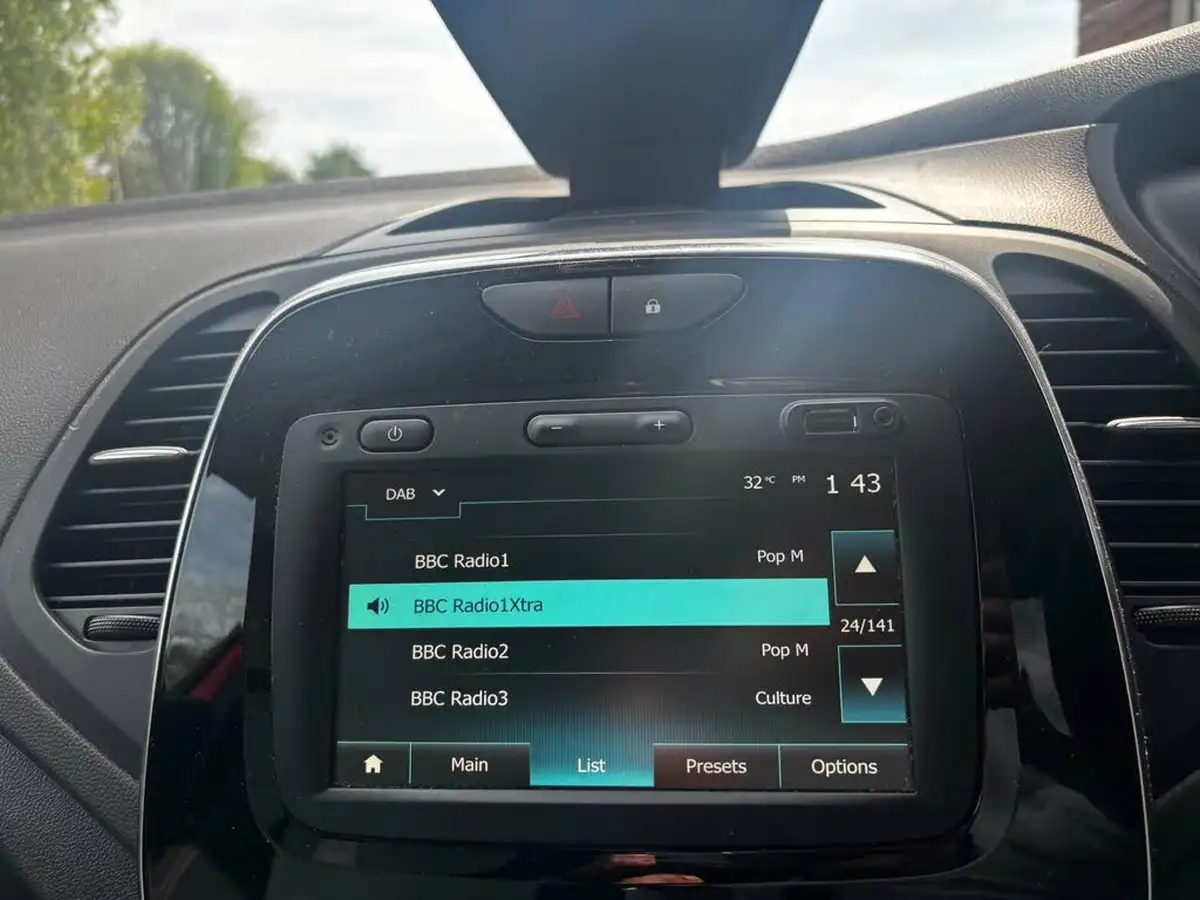 2019-renault-captur-09-tce-iconic-big-18