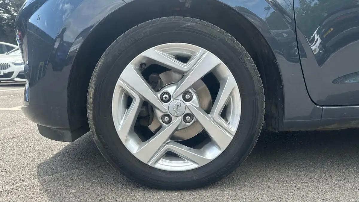 2022-hyundai-i10-12-se-connect-auto-big-16