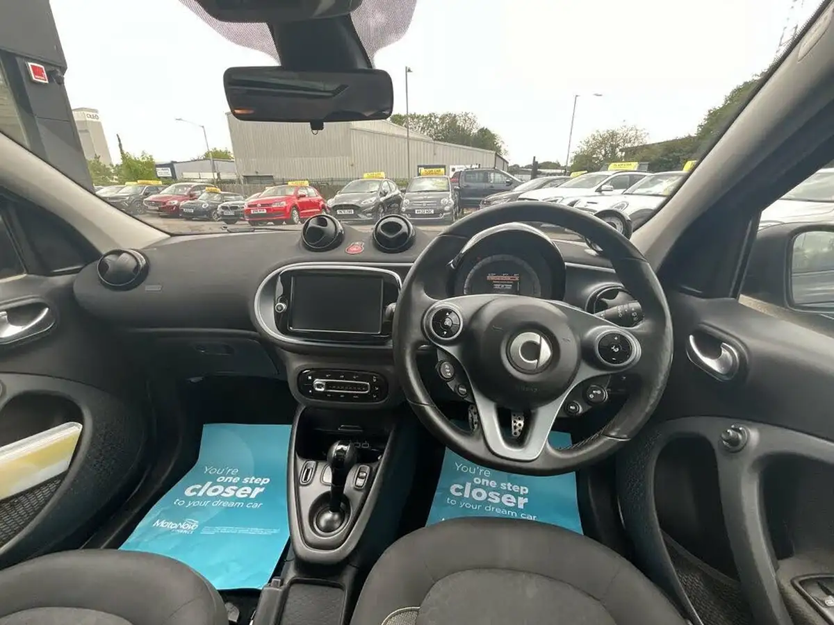 2021-smart-forfour-eq-premium-big-11