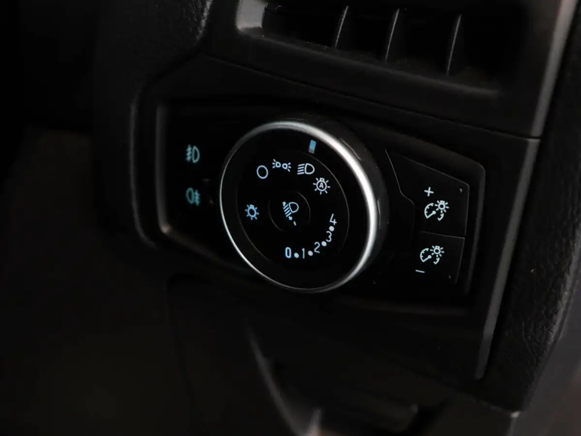 2015-ford-focus-15-titanium-hatchback-big-32