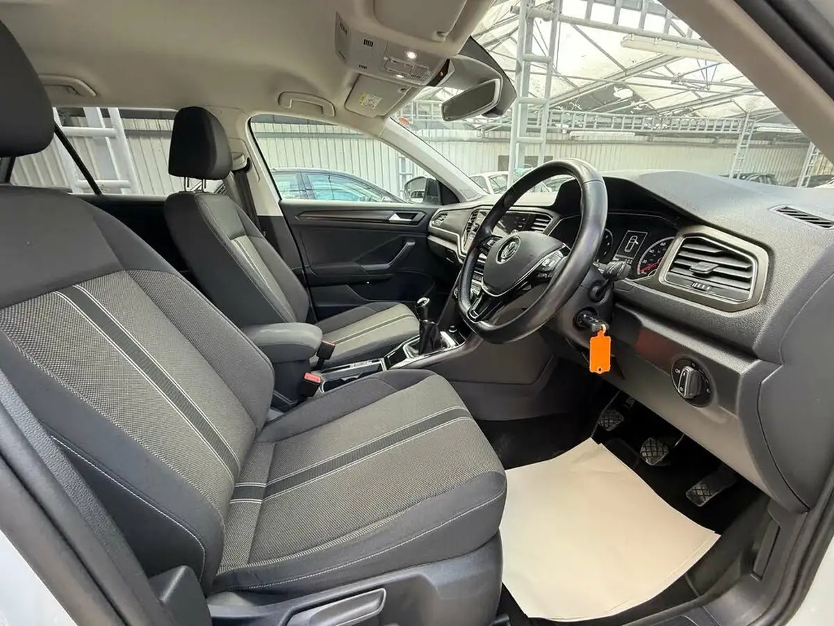 2019-volkswagen-t-roc-15-tsi-design-big-17