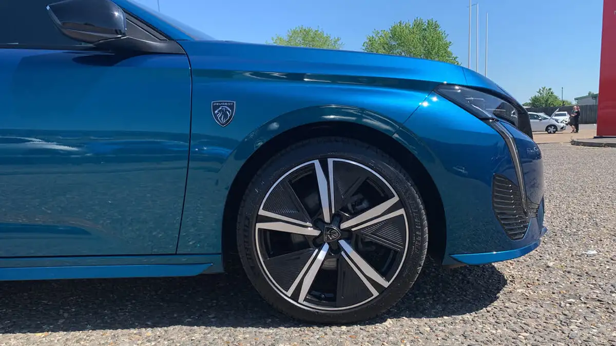 2024-peugeot-308-12-puretech-gt-130ps-ss-eat8-big-16