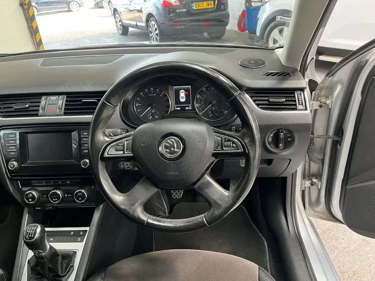 2015-skoda-octavia-20tdi-elegance-hatchback-big-18