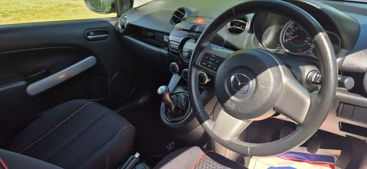 2011-mazda-mazda2-13-black-big-10