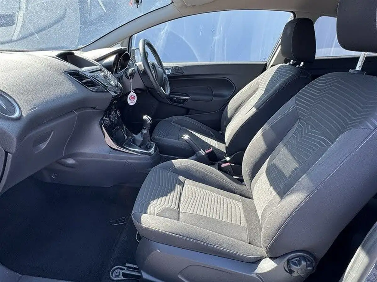 2013-ford-fiesta-125-zetec-3d-big-9