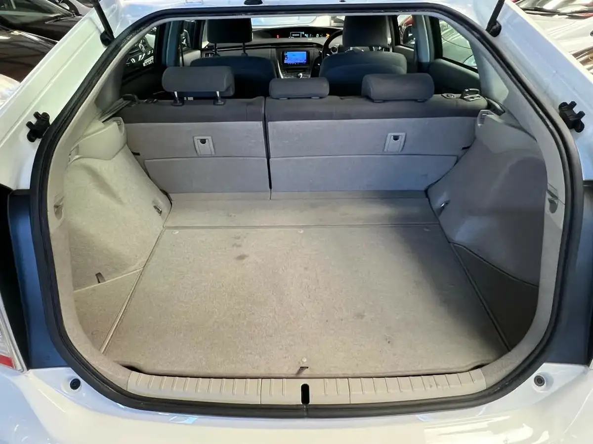 2011-toyota-prius-big-17