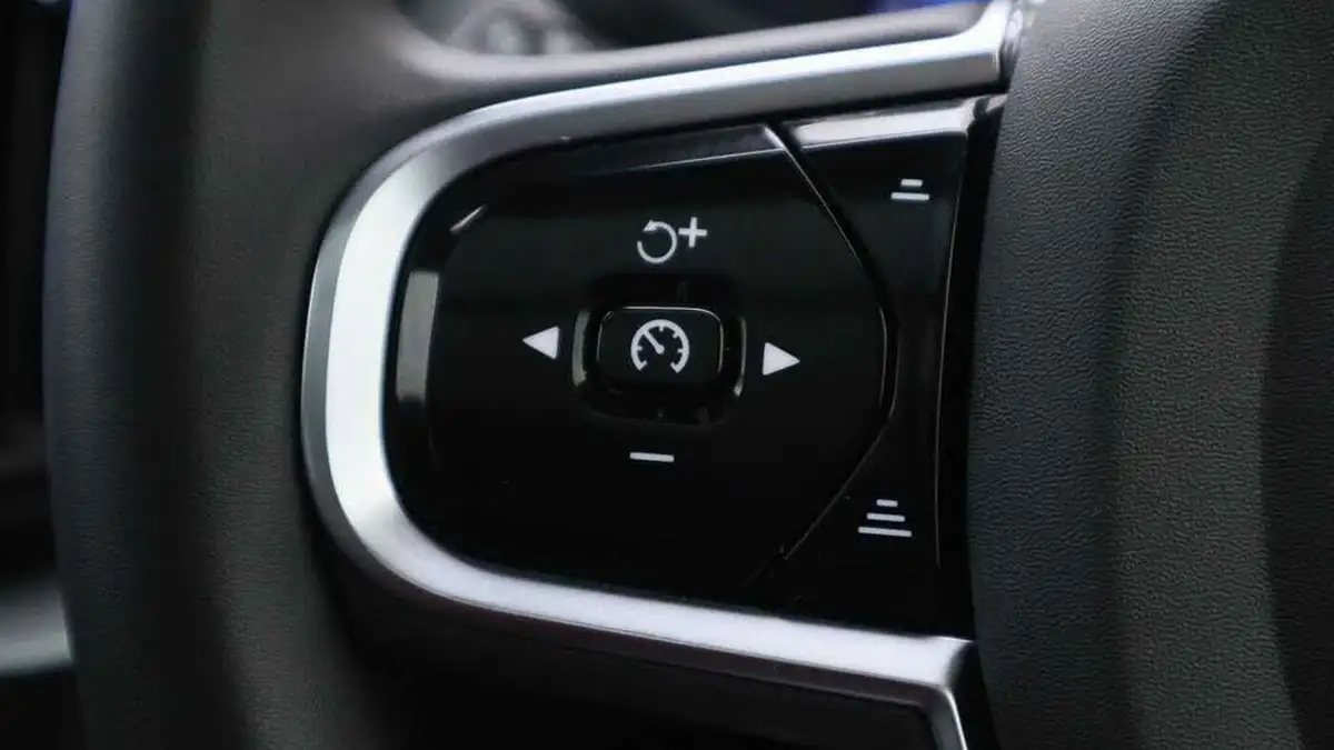 2024-volvo-xc60-20-t8-ultimate-dark-big-30
