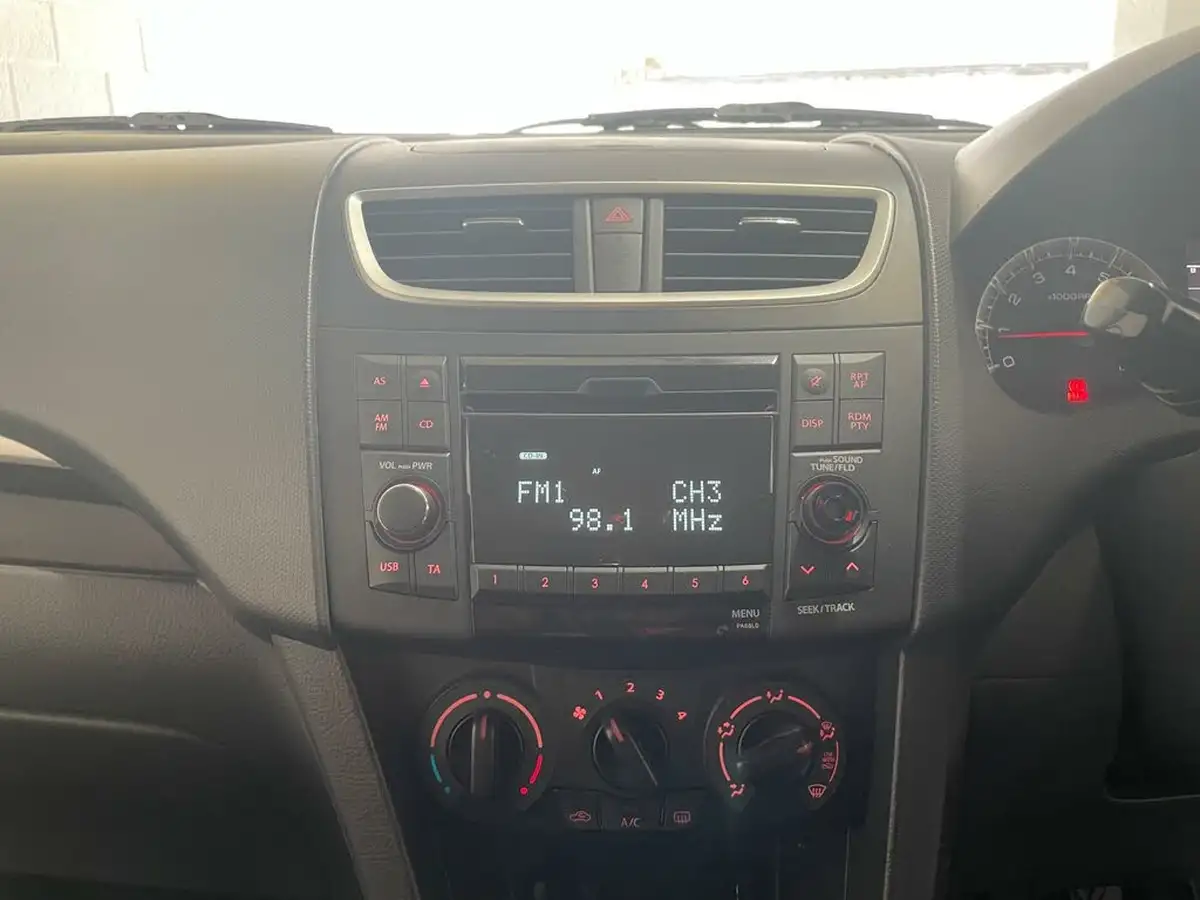 2012-suzuki-swift-12-attitude-3d-big-35