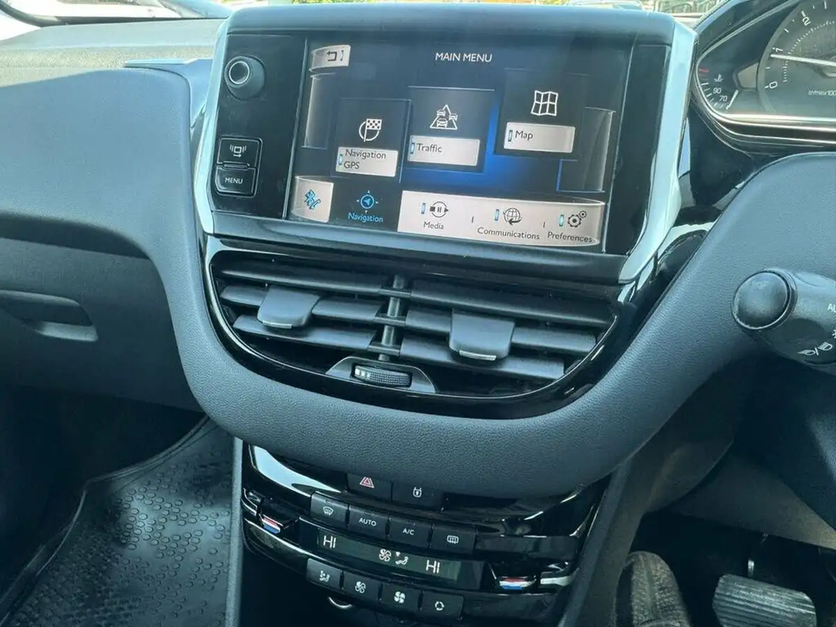 2012-peugeot-208-14td-allure-14e-hdi-ss-3d-egc-big-8
