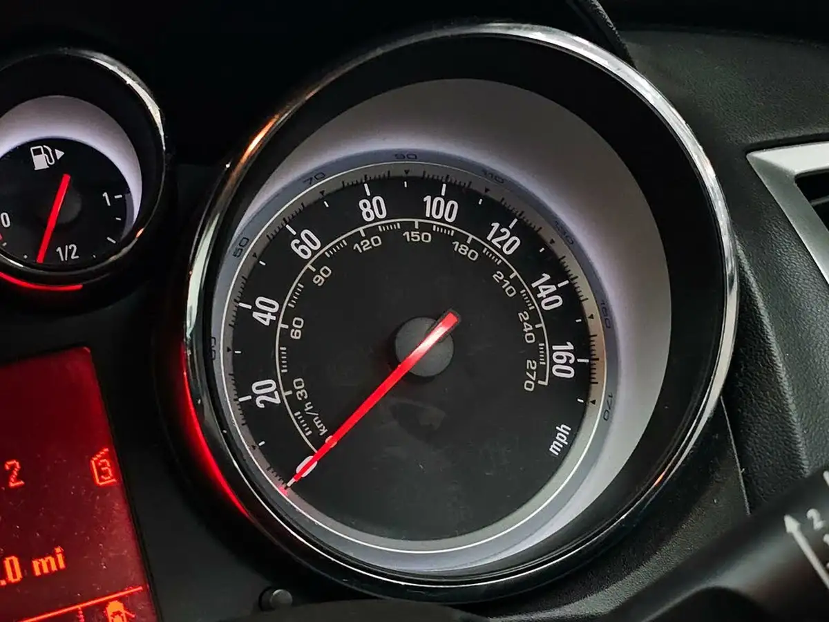 2013-vauxhall-astra-14-sri-turbo-140ps-1364cc-big-44