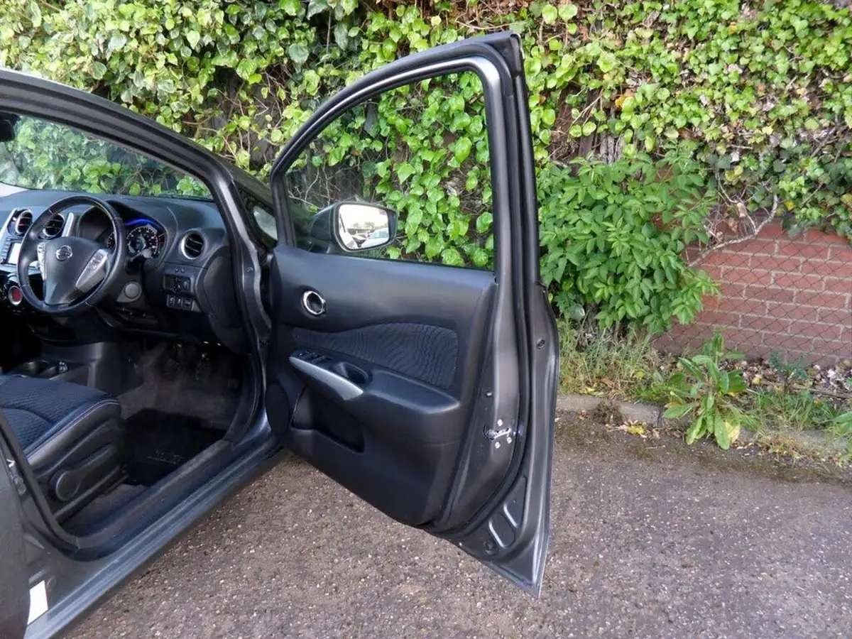 2015-nissan-note-12-tekna-big-52