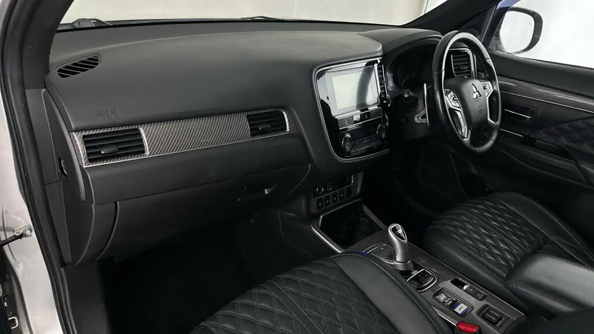 2018-mitsubishi-outlander-24-5h-phev-big-13