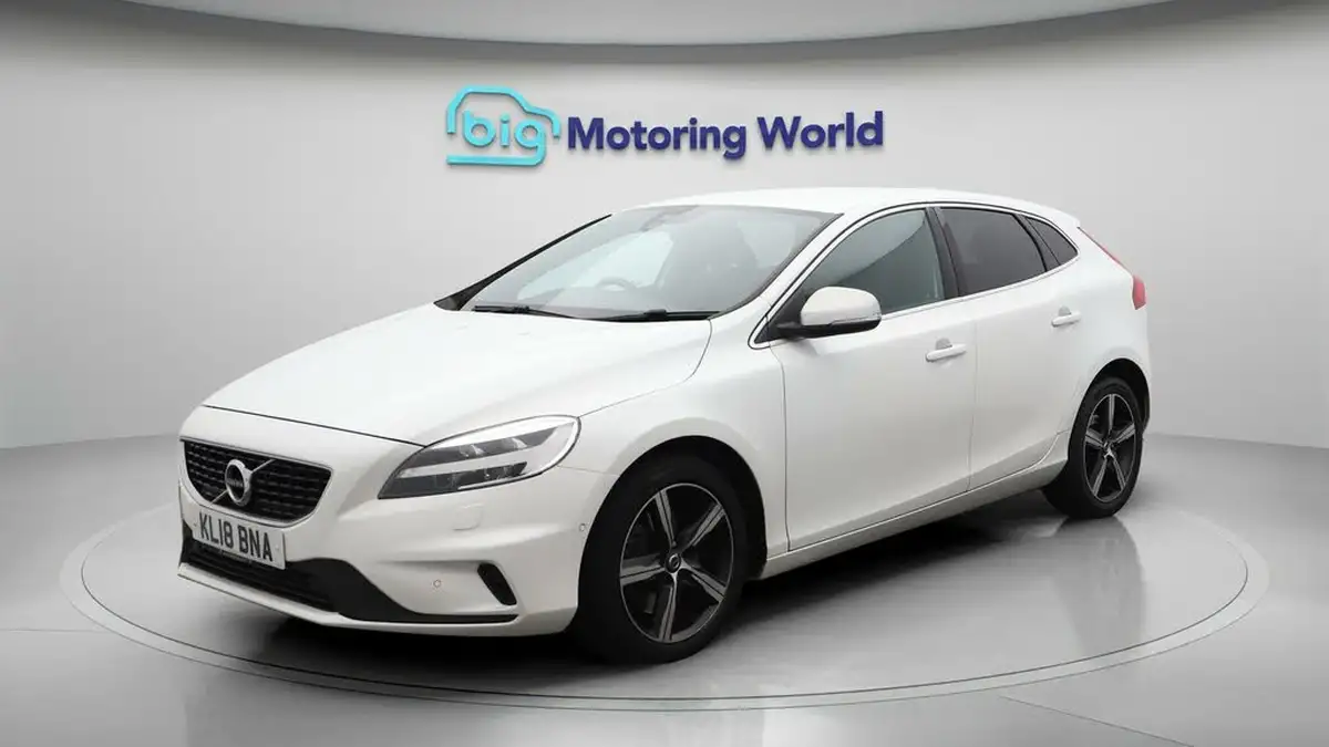 2018-volvo-v40-15-t2-r-design-nav-plus-big-2