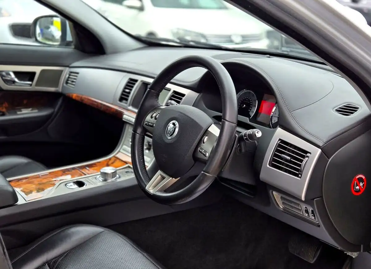 2010-jaguar-xf-30-premium-luxury-big-27