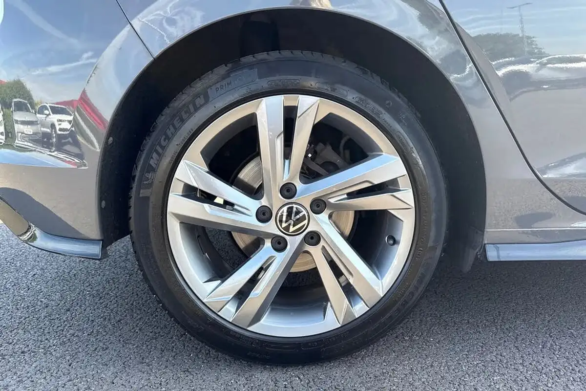 2022-volkswagen-golf-15-tsi-r-line-130ps-hatchback-big-10
