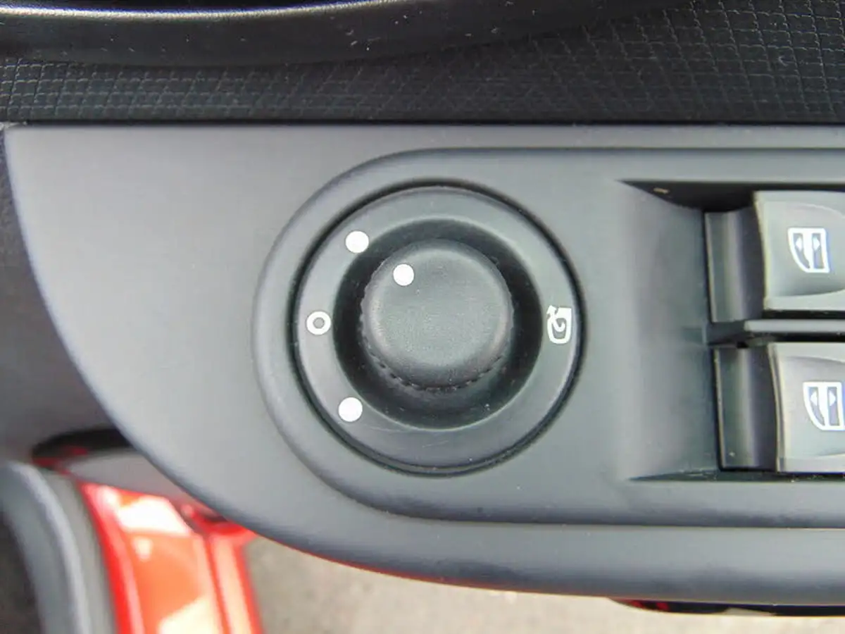 2016-renault-clio-09-tce-dynamique-s-nav-big-23