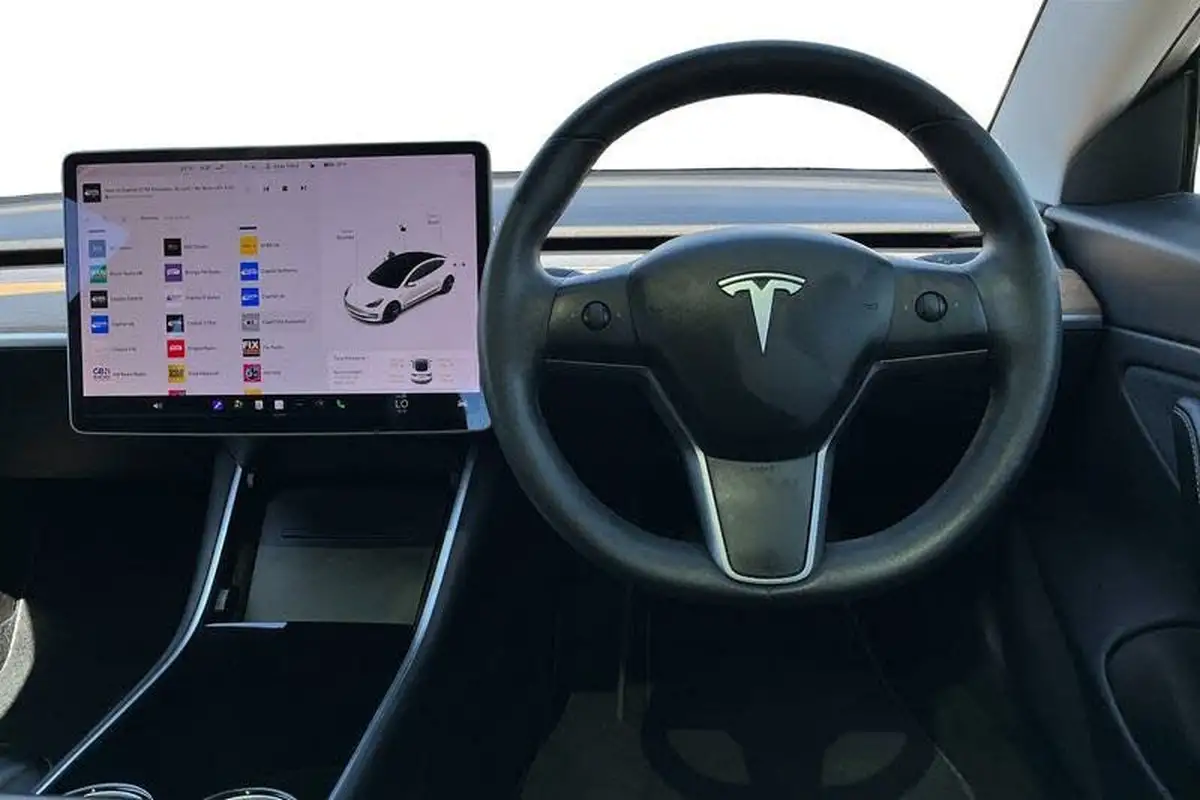 2020-tesla-model-3-e-long-range-big-10