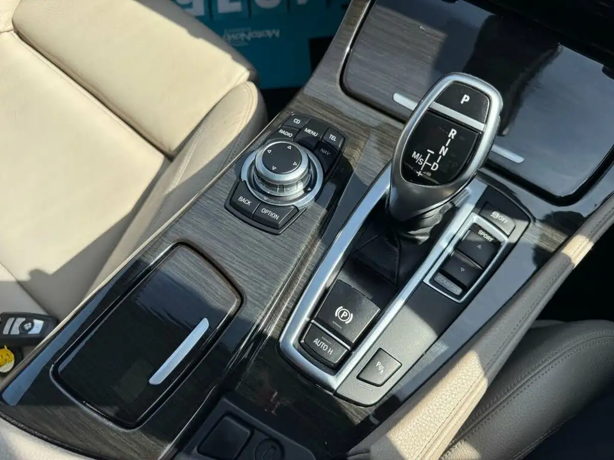 2010-bmw-5-series-44-550i-m-sport-big-36