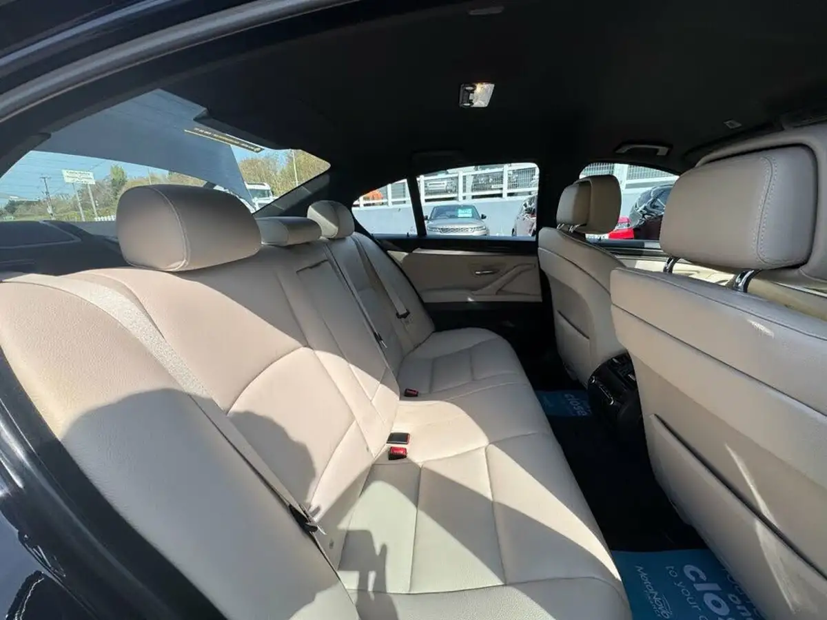 2010-bmw-5-series-44-550i-m-sport-big-12