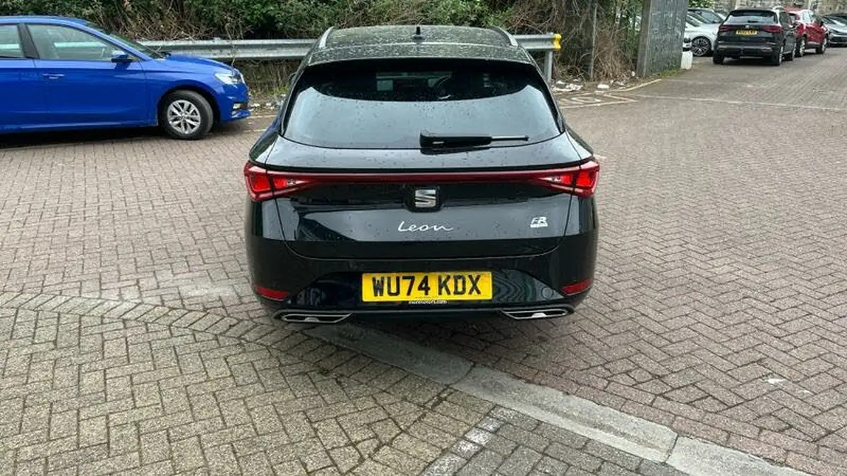 2024-seat-leon-14-e-hybrid-fr-sport-estate-big-15