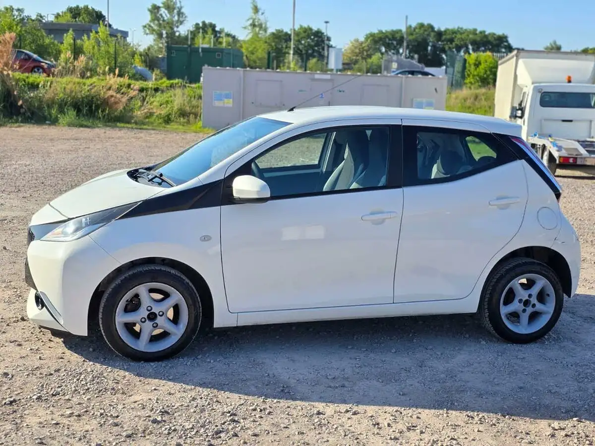 2015-toyota-aygo-10-vvt-i-x-play-5d-x-shift-big-3