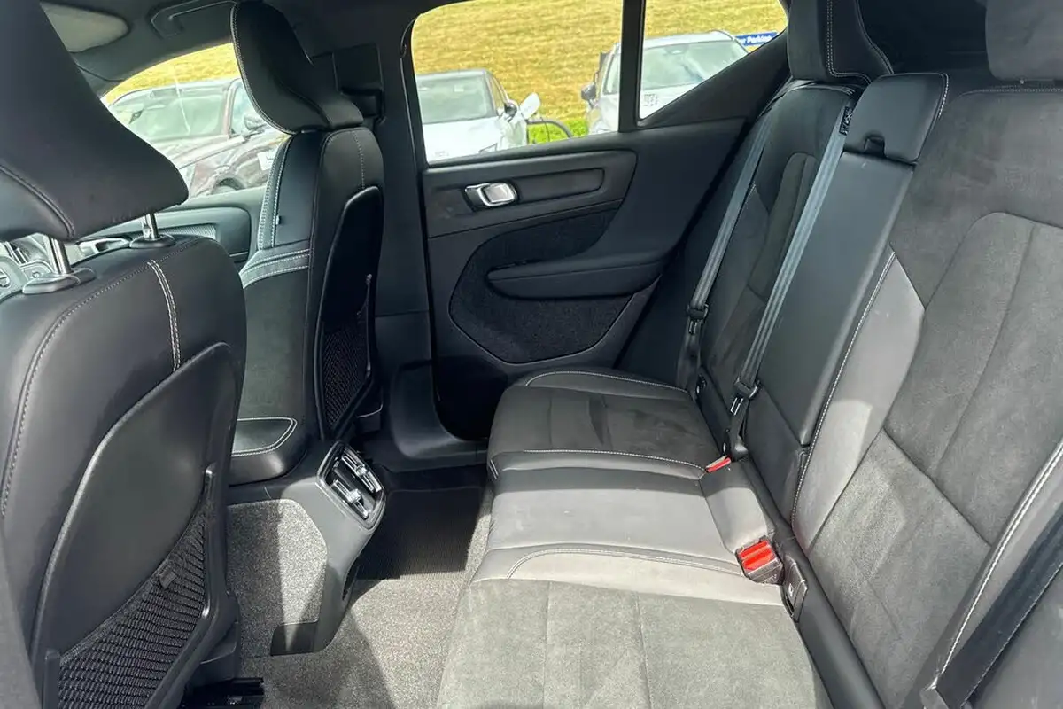 2022-volvo-xc40-15-t3-r-design-auto-big-16