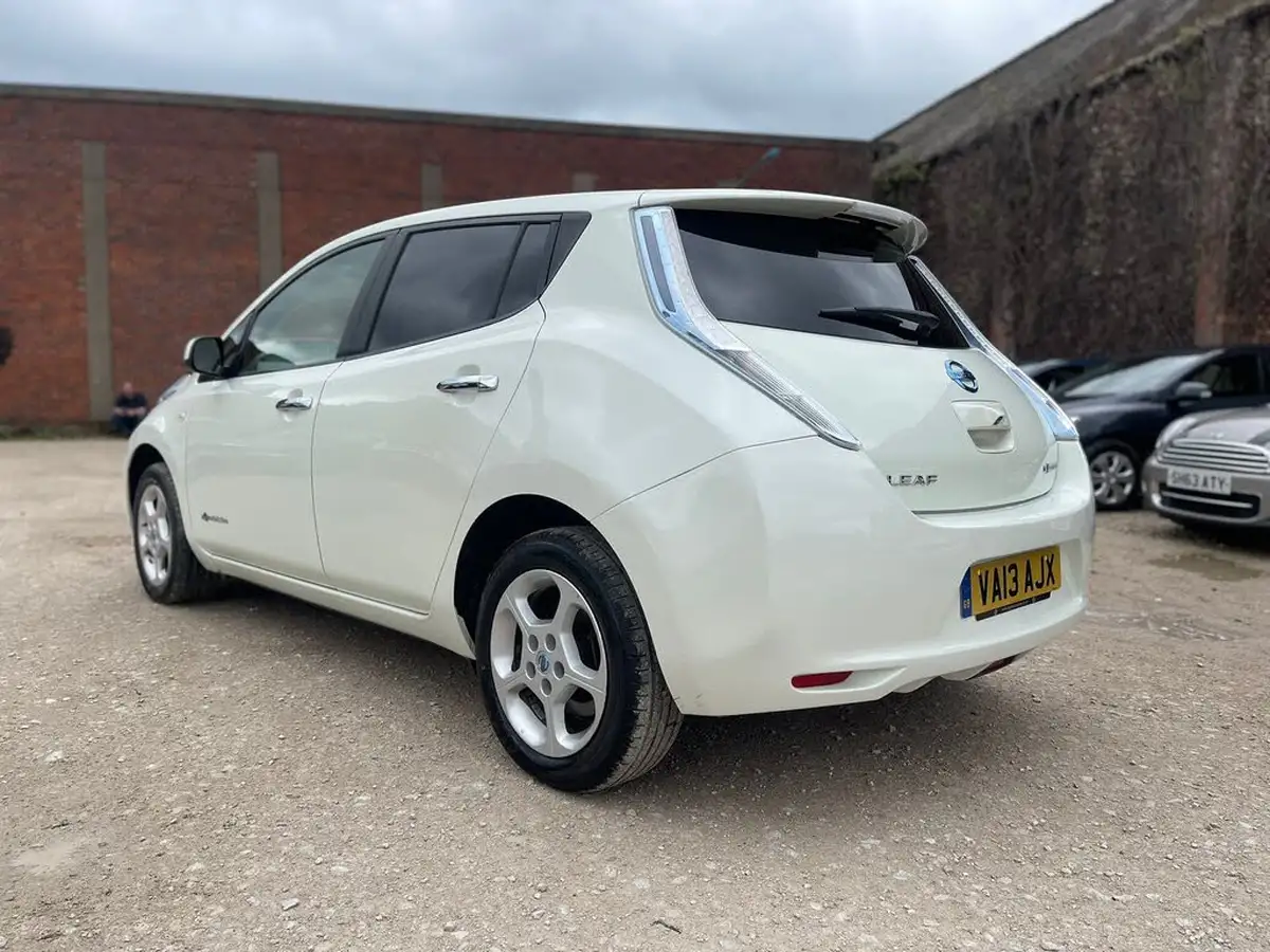 2013-nissan-leaf-e-auto-big-11