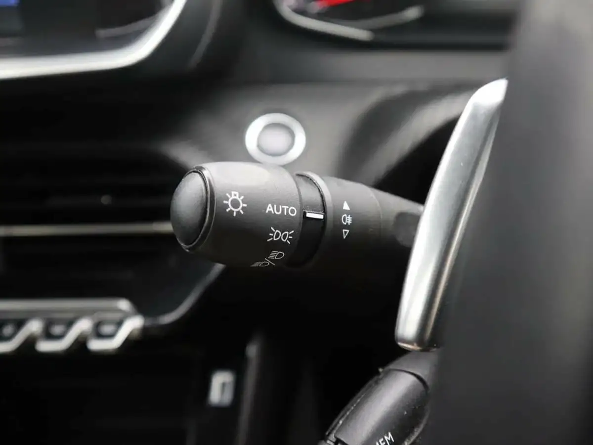 2022-peugeot-208-12-puretech-active-premium-100bhp-eat8-big-32