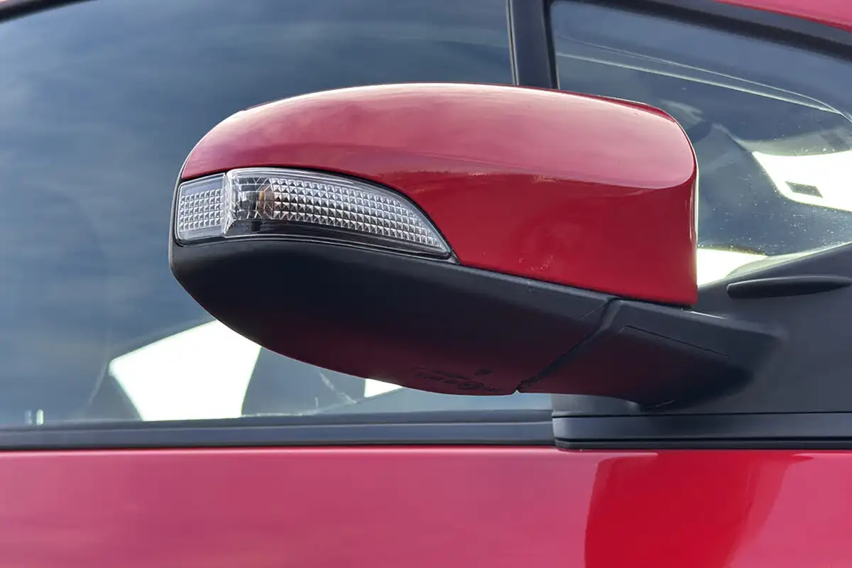 2018-toyota-yaris-15-vvt-i-icon-navi-hybrid-big-30