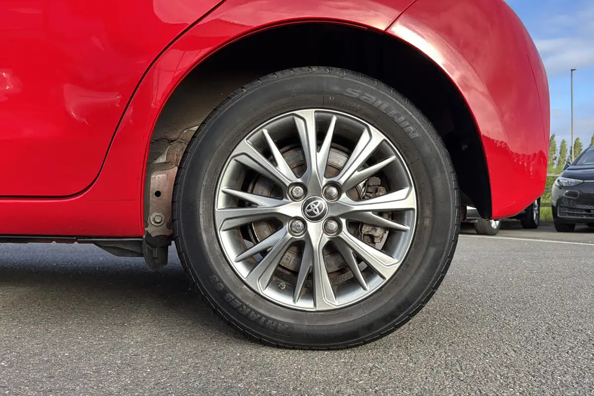 2018-toyota-yaris-15-vvt-i-icon-navi-hybrid-big-6