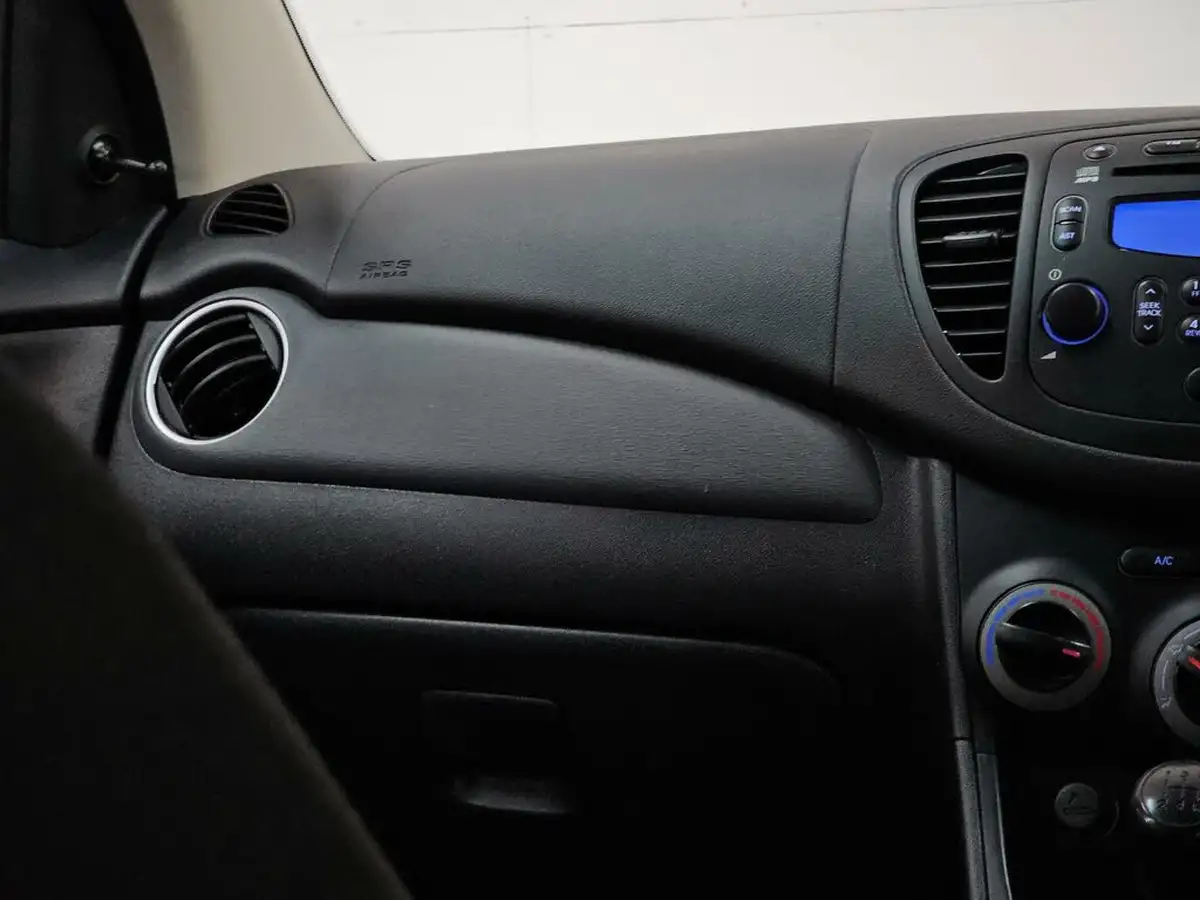 2012-hyundai-i10-12-classic-85bhp-big-25