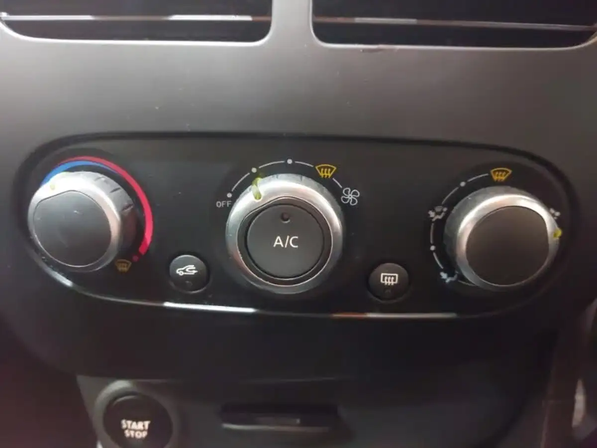2016-renault-clio-12-play-big-15